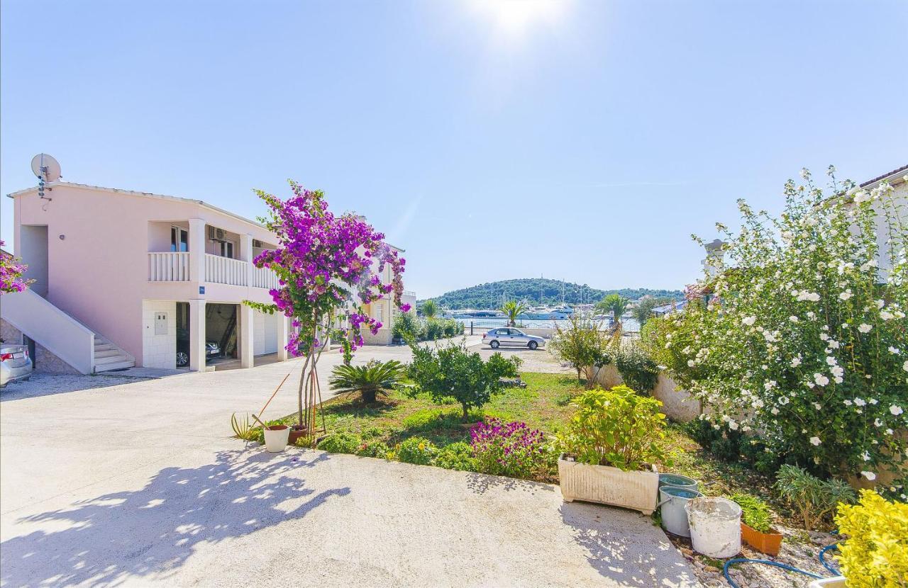 Apartments Hrgovic Рогозниця Екстер'єр фото