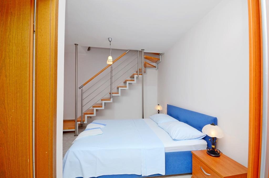 Apartments Hrgovic Рогозниця Екстер'єр фото
