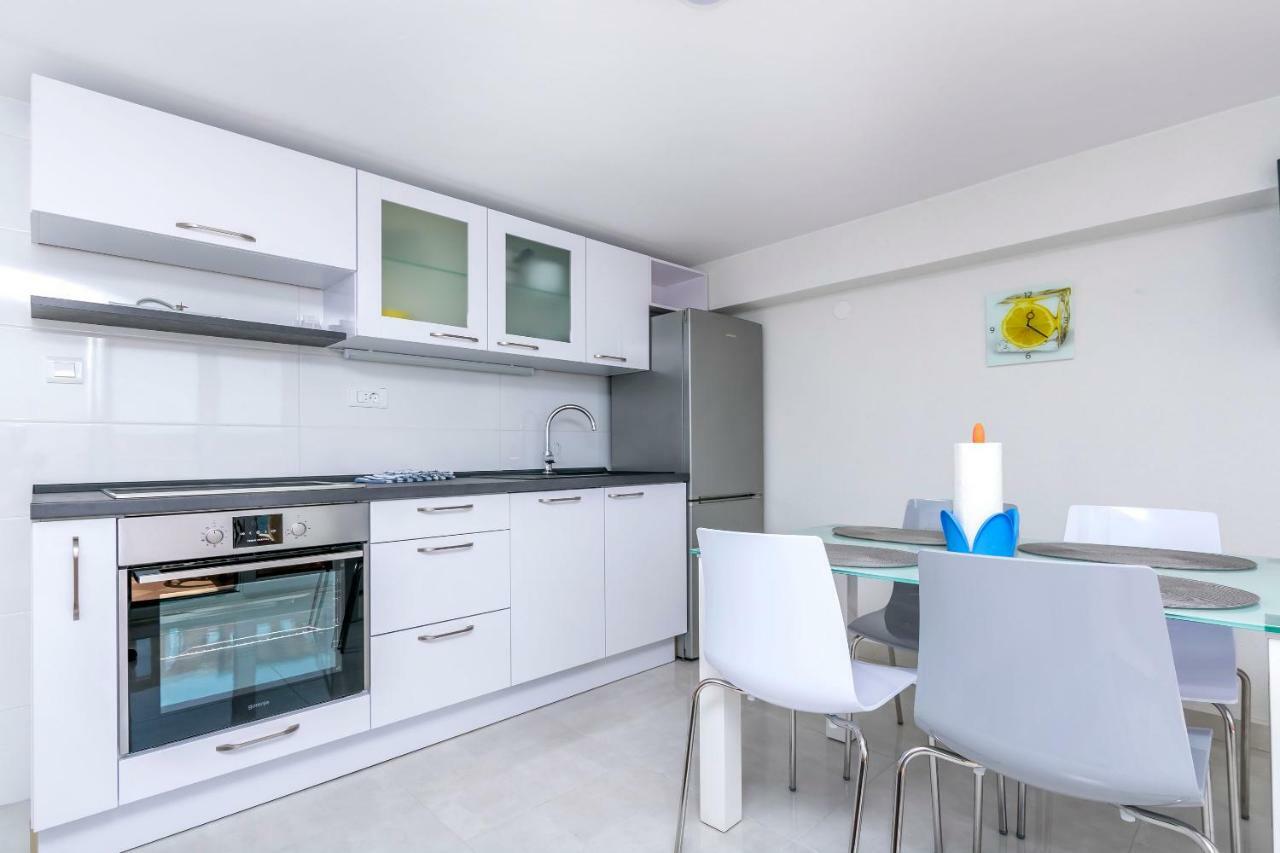 Apartments Hrgovic Рогозниця Екстер'єр фото